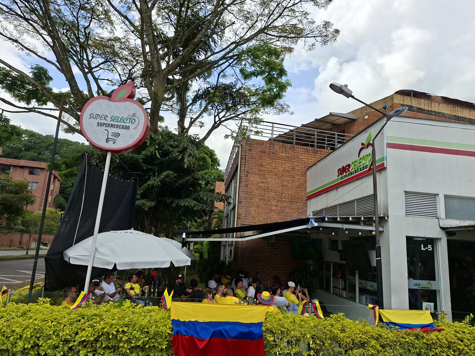 Clientes en la terraza de Super Selecto